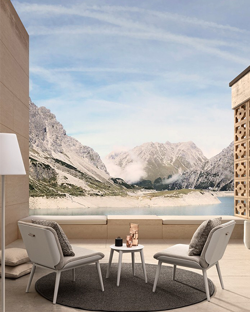 Photo d'un espace extérieur avec 2 transat et une vue sur un lac devant une montagne